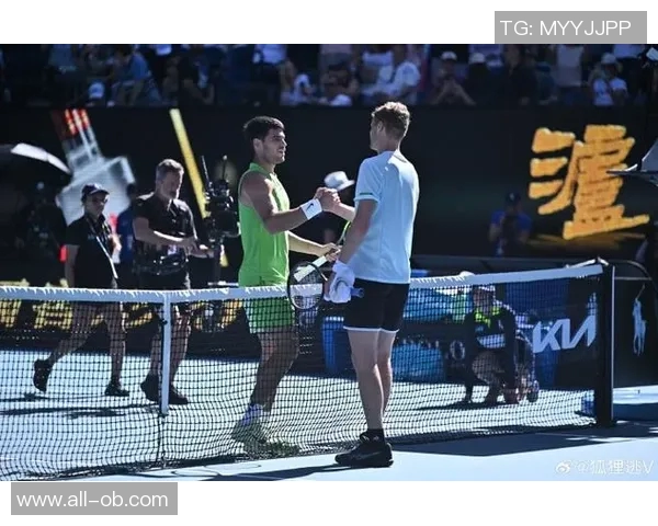 阿尔卡拉斯身穿詹姆斯23号紫金战袍在澳网训练致敬传奇运动员