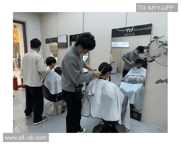 理发师宣岳鑫加盟上海海港前特意剪发展现新形象